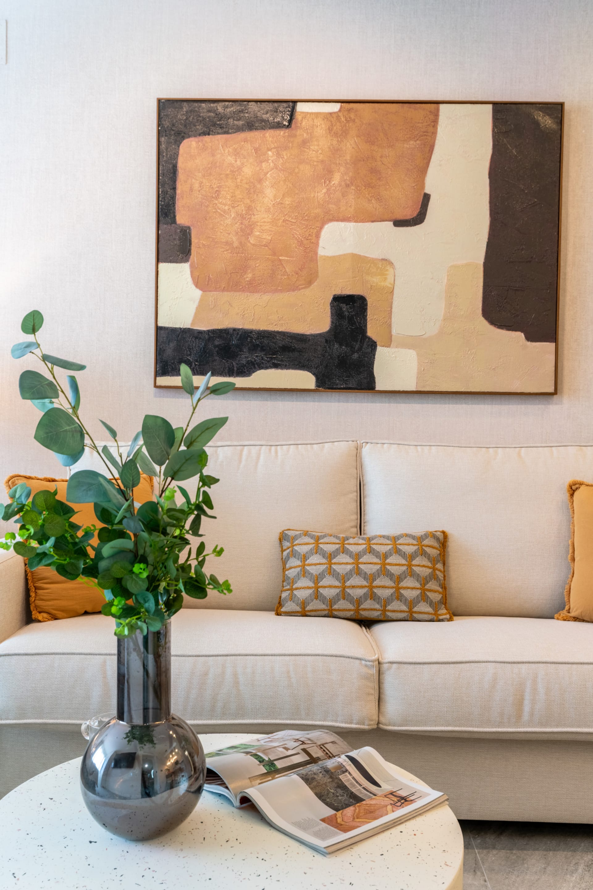 Wohnzimmer mit Kunst